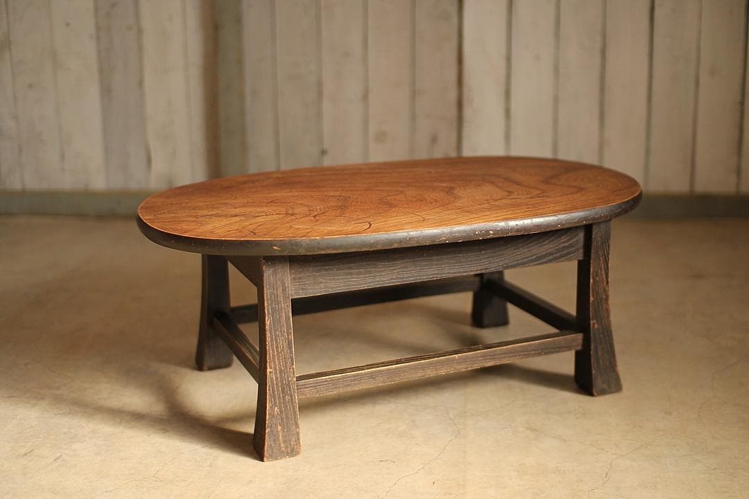 古いオーバル型の小ぶりなテーブル　ちゃぶ台