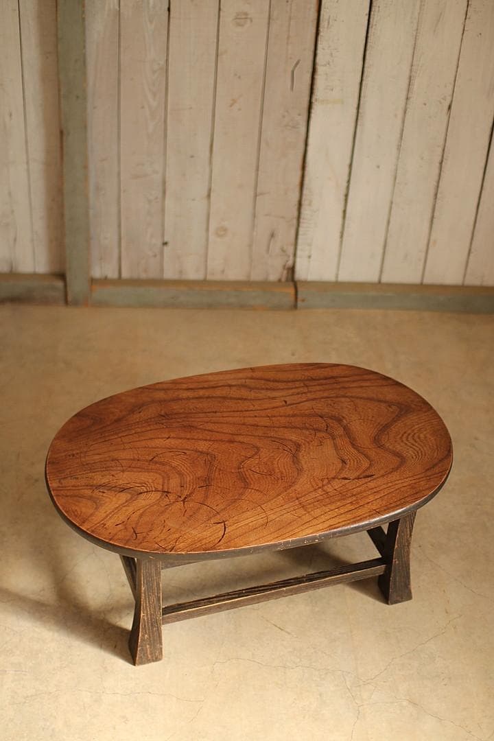 古いオーバル型の小ぶりなテーブル　ちゃぶ台