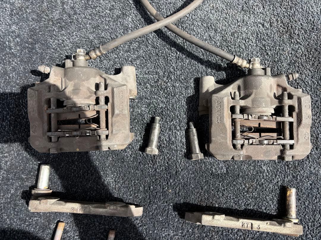 ブレーキキャリパー 取り付けボルト付き　18クラウン　ゼロクラ