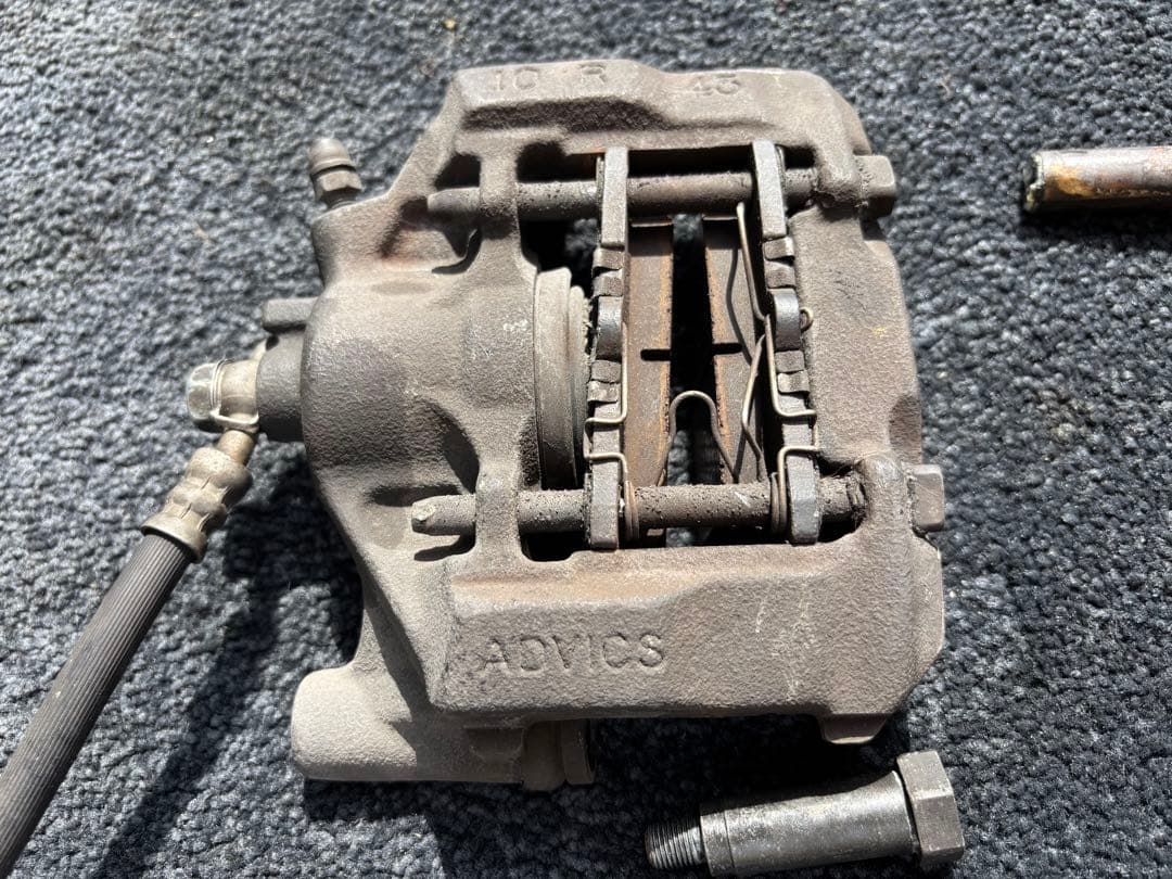 ブレーキキャリパー 取り付けボルト付き　18クラウン　ゼロクラ