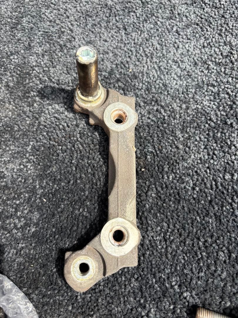 ブレーキキャリパー 取り付けボルト付き　18クラウン　ゼロクラ