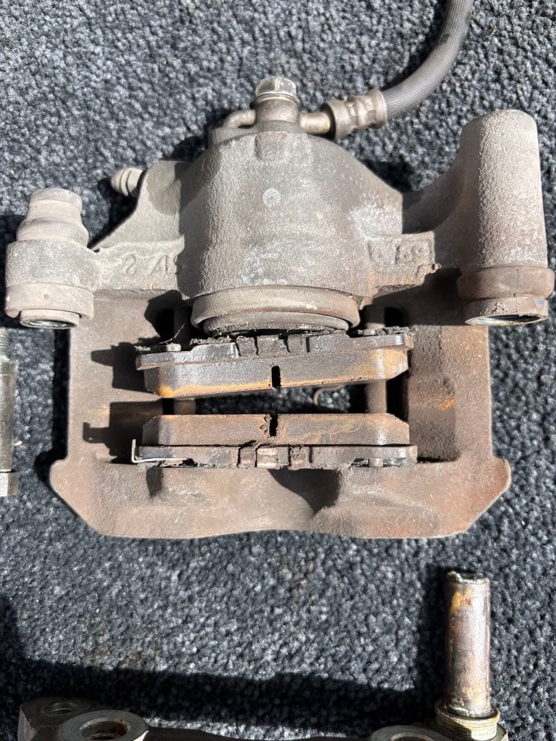 ブレーキキャリパー 取り付けボルト付き　18クラウン　ゼロクラ