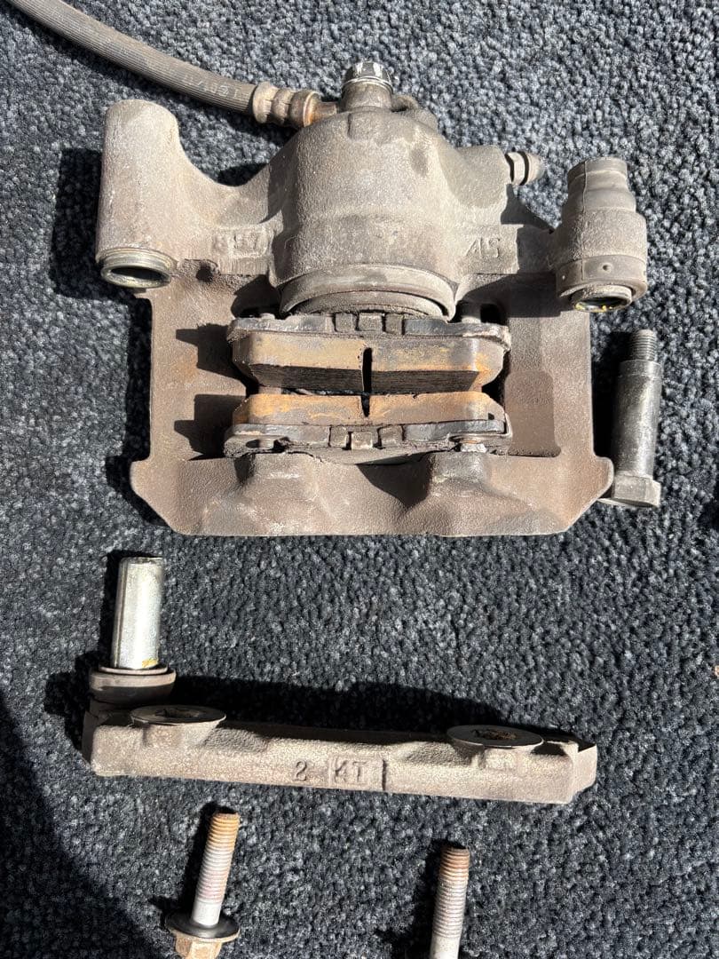 ブレーキキャリパー 取り付けボルト付き　18クラウン　ゼロクラ