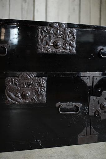 綺麗な打ち出し金具時代庄内箪笥　扉付き