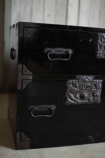 綺麗な打ち出し金具時代庄内箪笥　扉付き