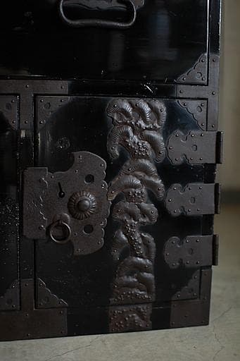 綺麗な打ち出し金具時代庄内箪笥　扉付き