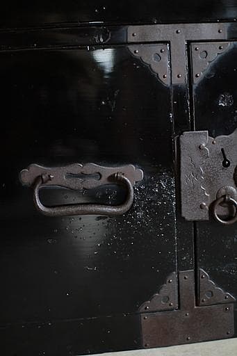 綺麗な打ち出し金具時代庄内箪笥　扉付き