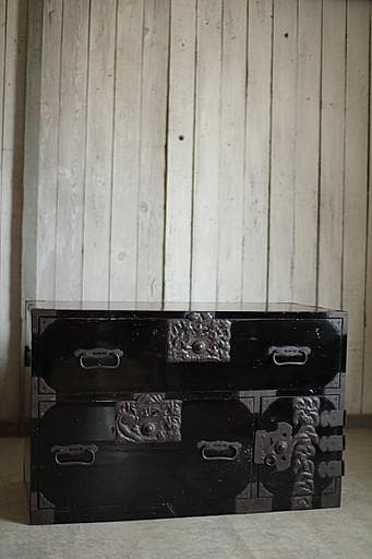 綺麗な打ち出し金具時代庄内箪笥　扉付き