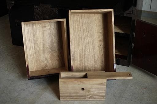 綺麗な打ち出し金具時代庄内箪笥　扉付き