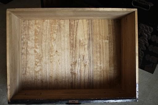 綺麗な打ち出し金具時代庄内箪笥　扉付き