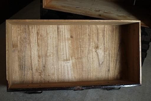 綺麗な打ち出し金具時代庄内箪笥　扉付き