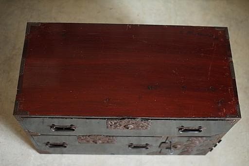 綺麗な打ち出し金具時代庄内箪笥　扉付き