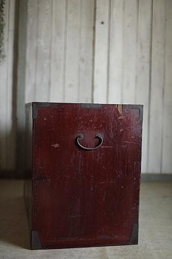 綺麗な打ち出し金具時代庄内箪笥　扉付き