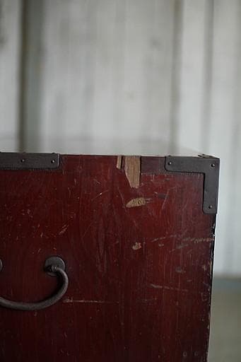 綺麗な打ち出し金具時代庄内箪笥　扉付き