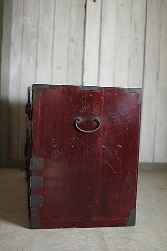 綺麗な打ち出し金具時代庄内箪笥　扉付き