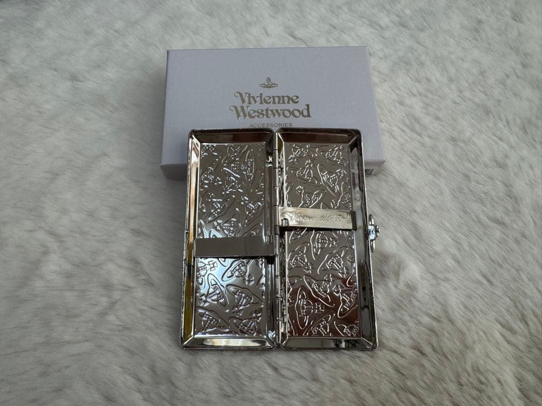 【にゃんこ】Vivienne Westwood メタルケース