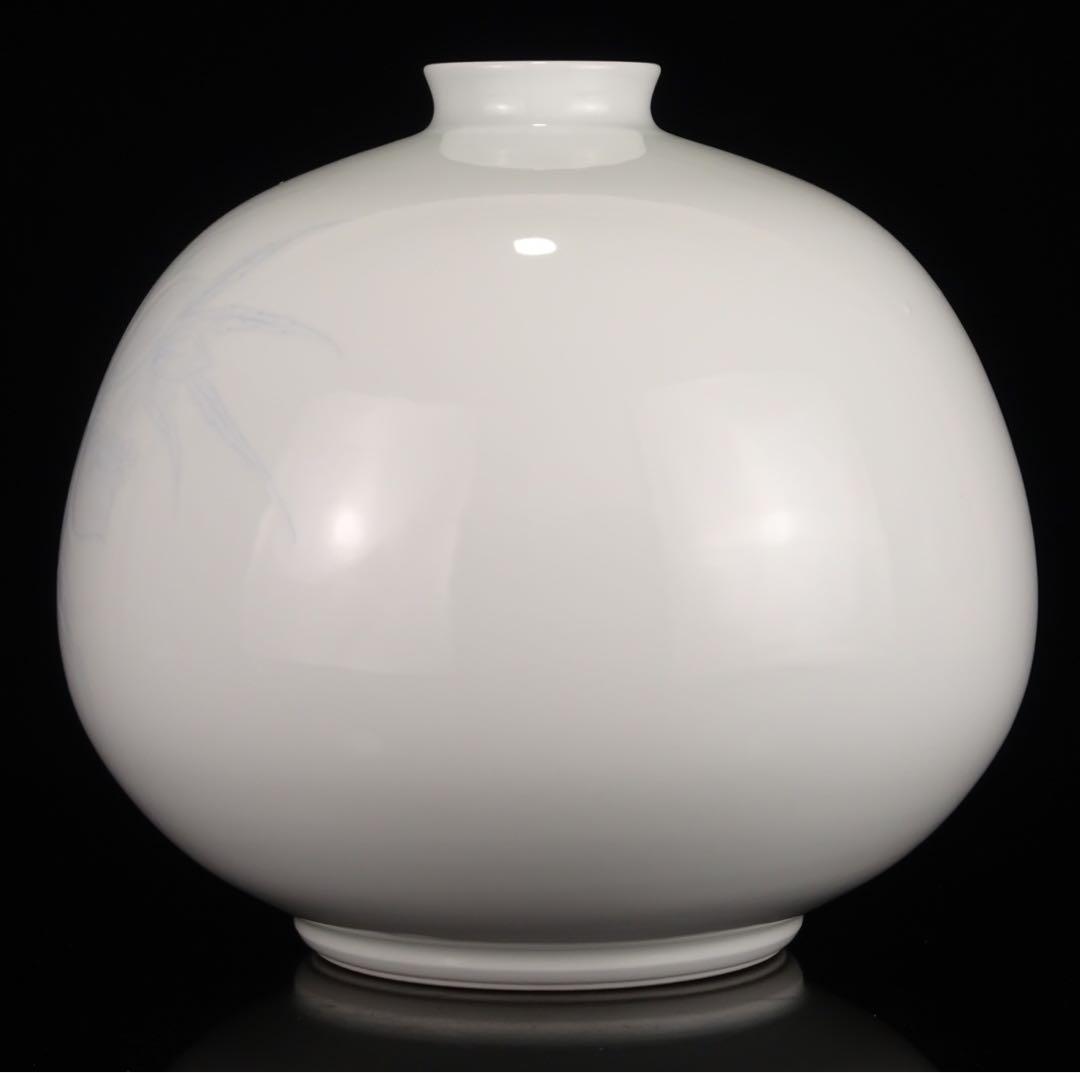 人間国宝　井上萬二　本人作　白磁　染彫　花文　壷　丸壷　花瓶　花器　花入