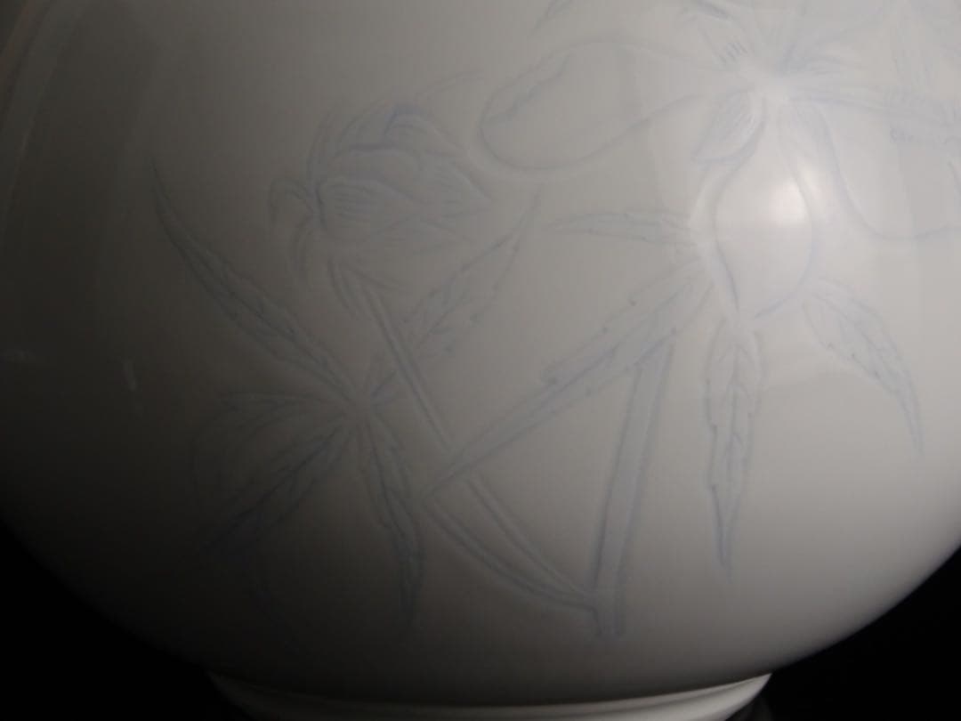 人間国宝　井上萬二　本人作　白磁　染彫　花文　壷　丸壷　花瓶　花器　花入