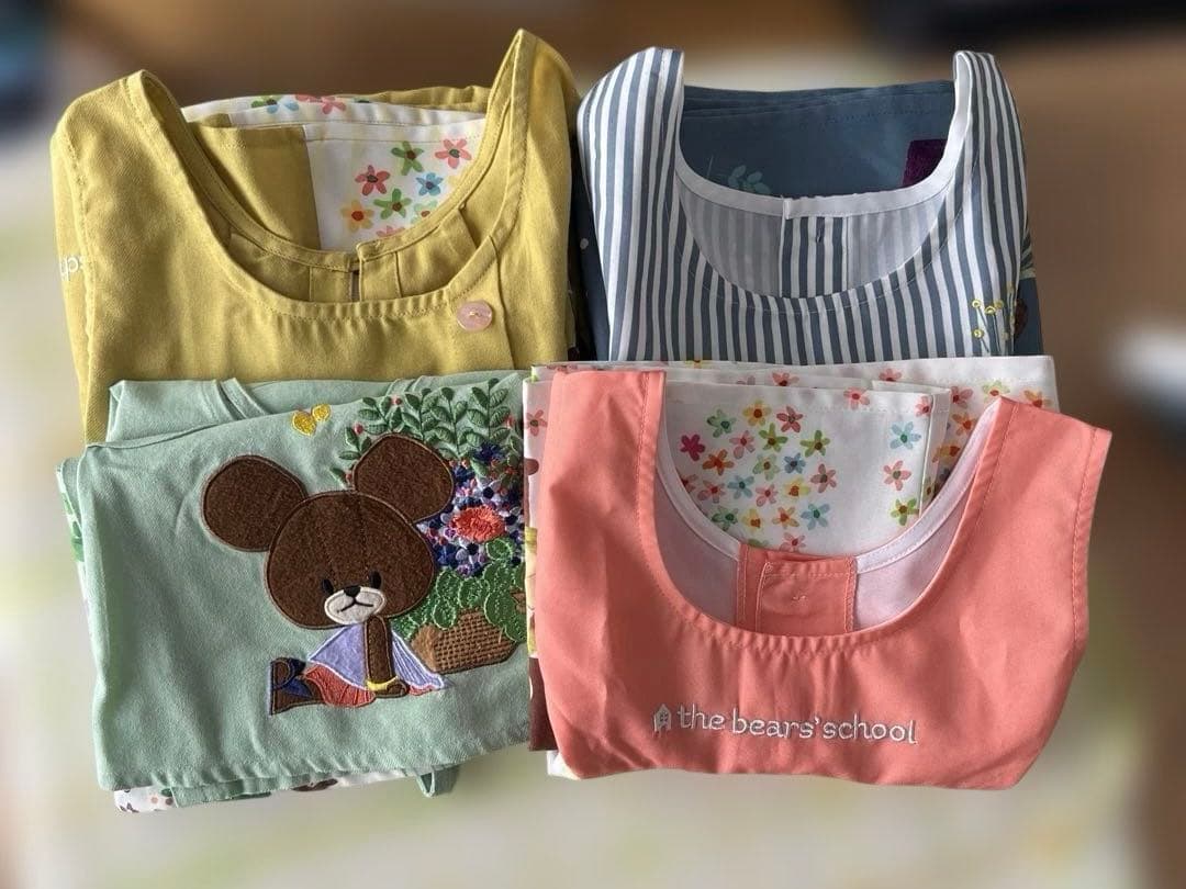 くまのがっこうエプロン 保育士、幼稚園教諭 【４枚セット】