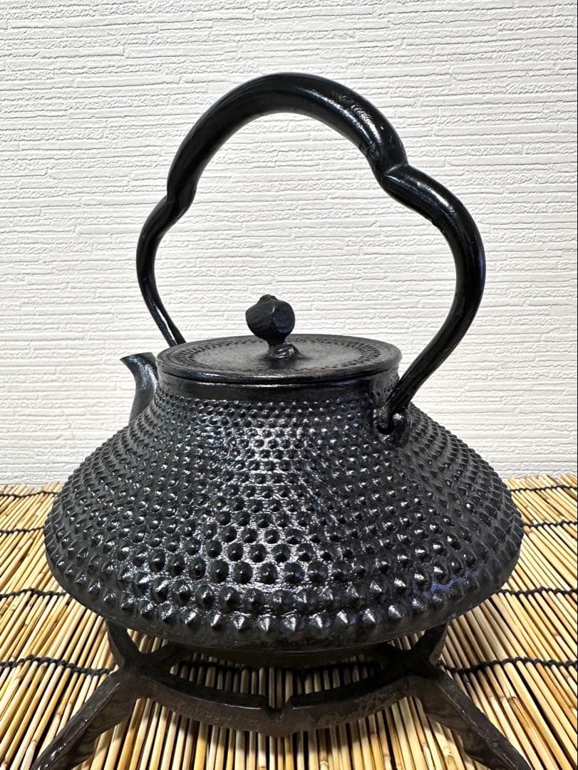 未使用品　南部伝統工芸士 及川寛治作　１５型　大アラレ　南部鉄瓶　南部鉄器　鉄瓶