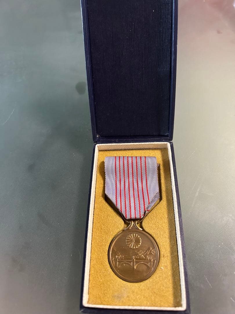 銀色メダル 建物彫刻付き