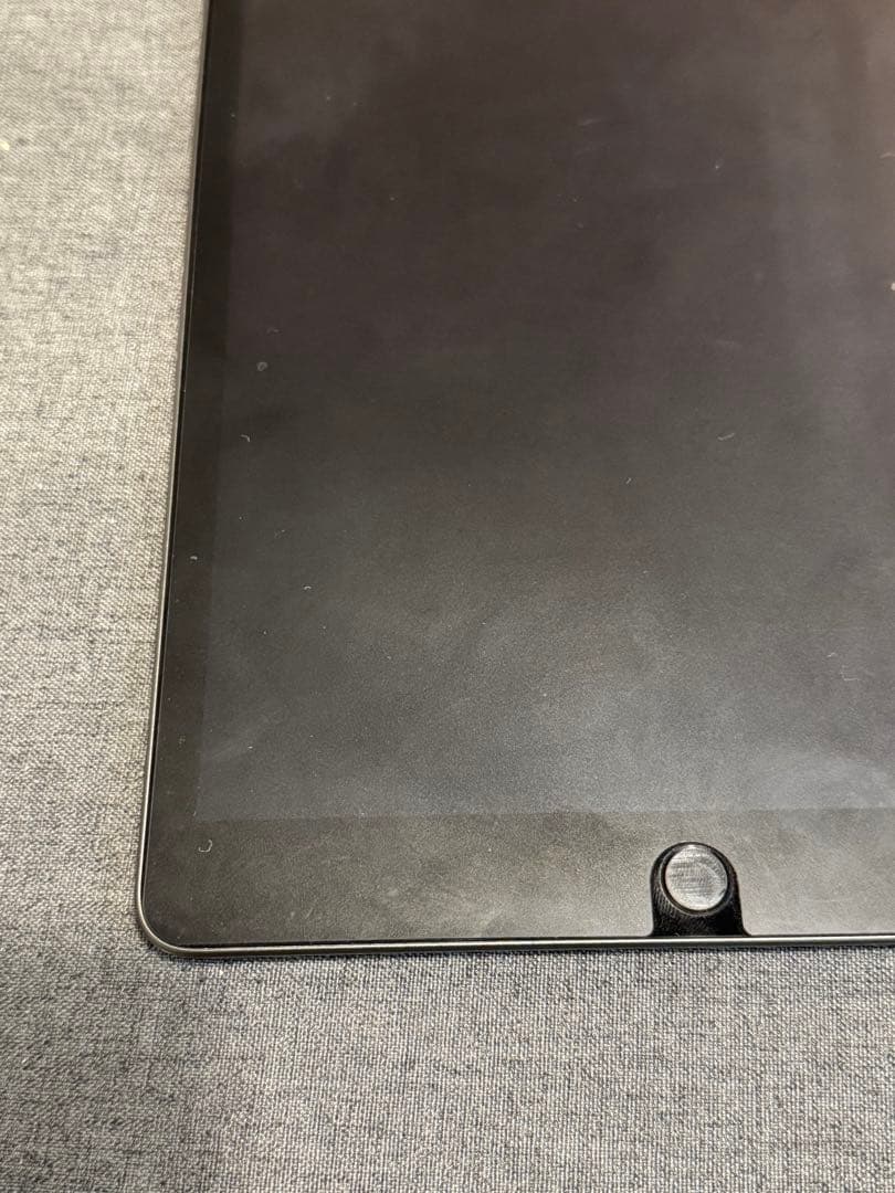 iPad 第9世代 wi-fiモデル 64GB 本体と充電ケーブル　フィルム付き