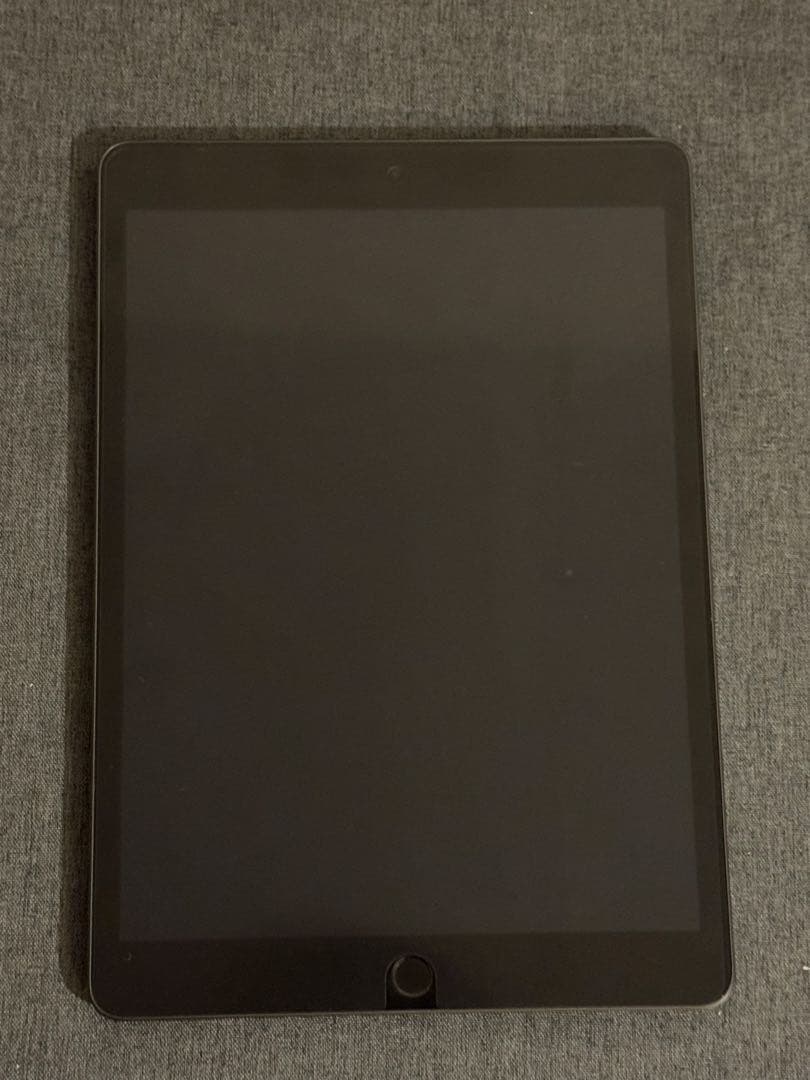 iPad 第9世代 wi-fiモデル 64GB 本体と充電ケーブル　フィルム付き