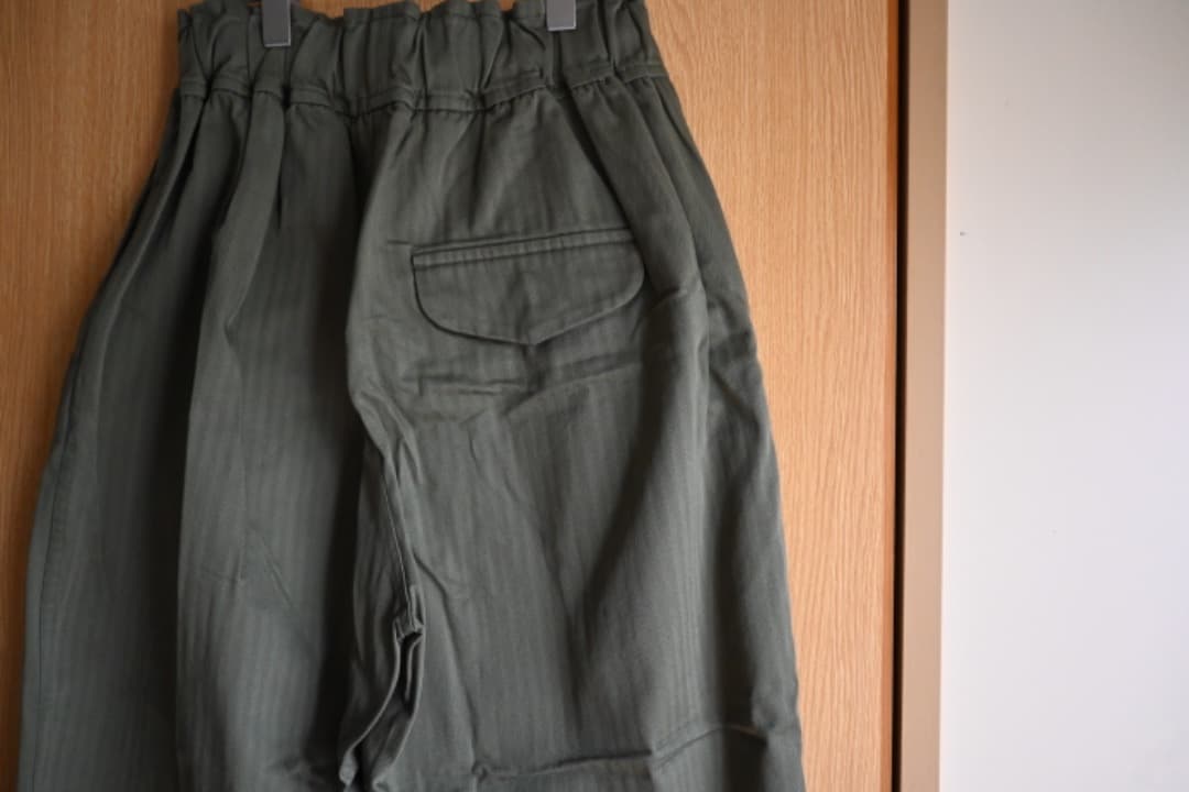 タグ付き. FIRMUM カーキパンツ. ヘリンボーン