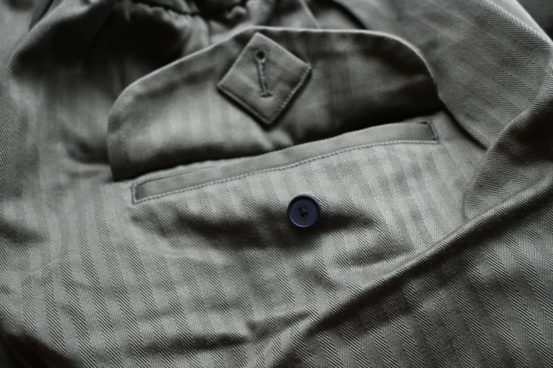 タグ付き. FIRMUM カーキパンツ. ヘリンボーン