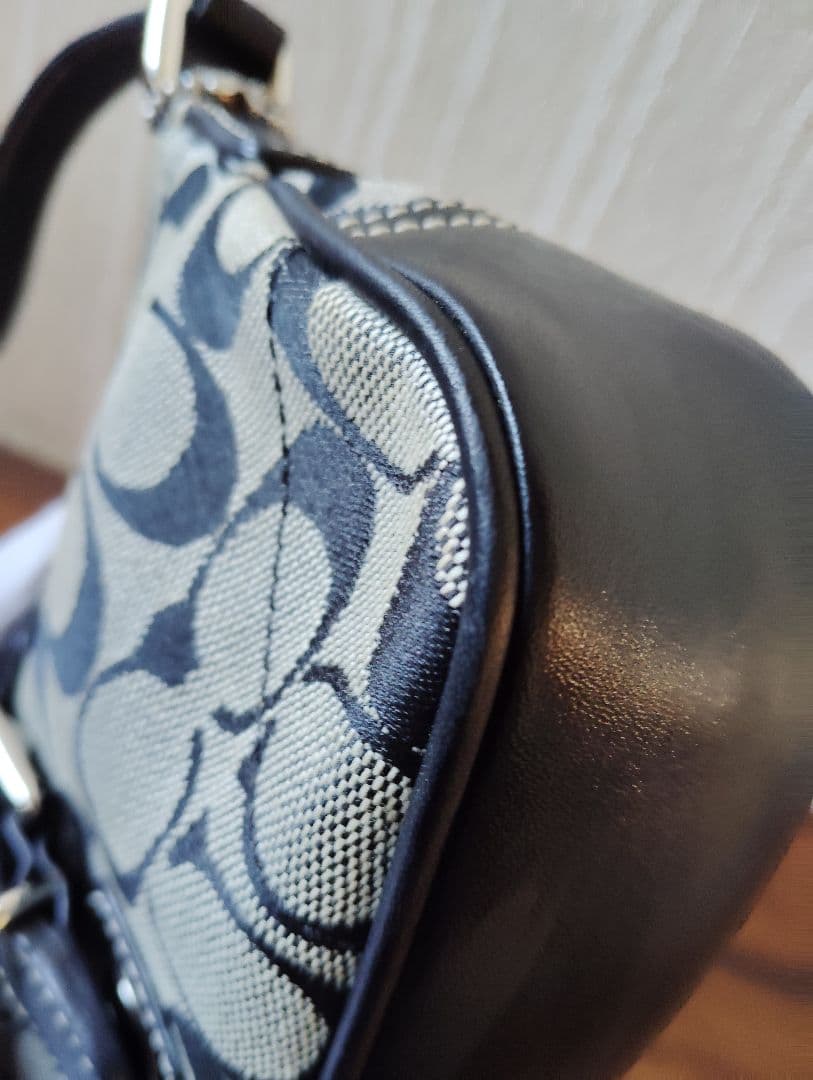 美品　人気　コーチ　シグネチャー　ワンショルダーバッグ　ブラック　保護袋付き