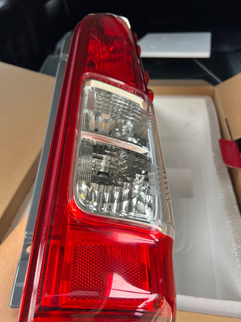 ハイエース 純正テールランプ LED変更品