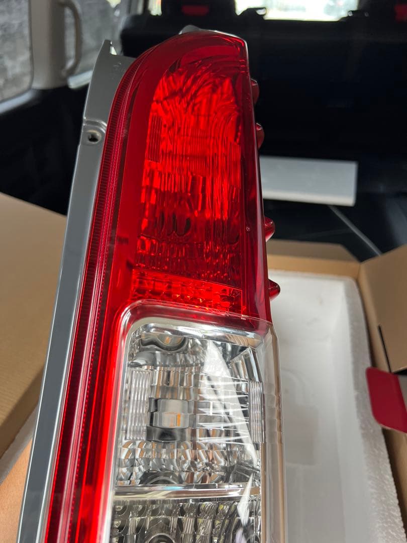 ハイエース 純正テールランプ LED変更品