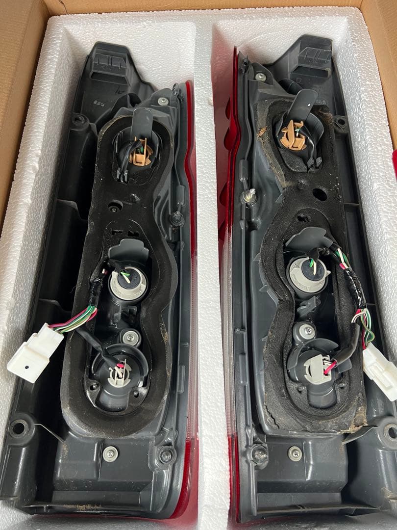 ハイエース 純正テールランプ LED変更品