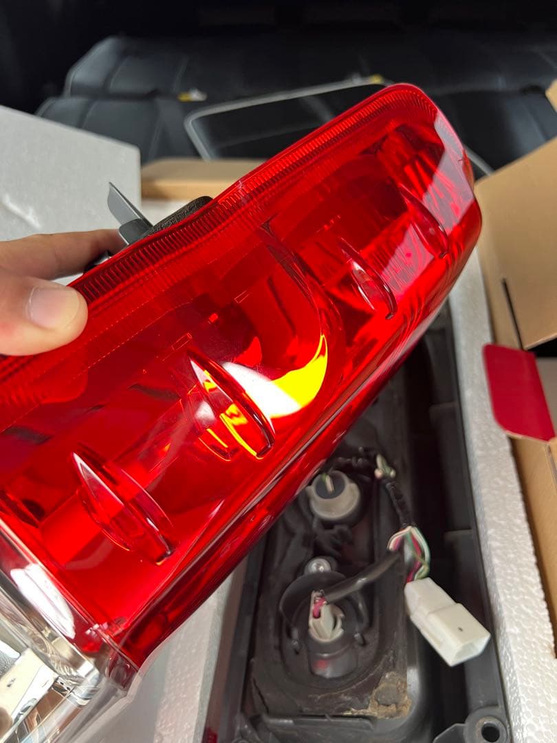 ハイエース 純正テールランプ LED変更品