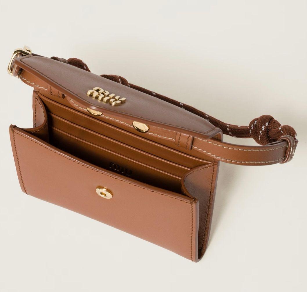 MIU MIU　レザーショルダーストラップ　財布