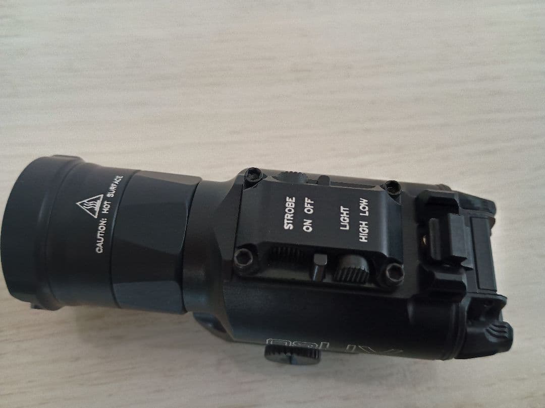 実物 Surefire XH30 1000ルーメン LEDライト