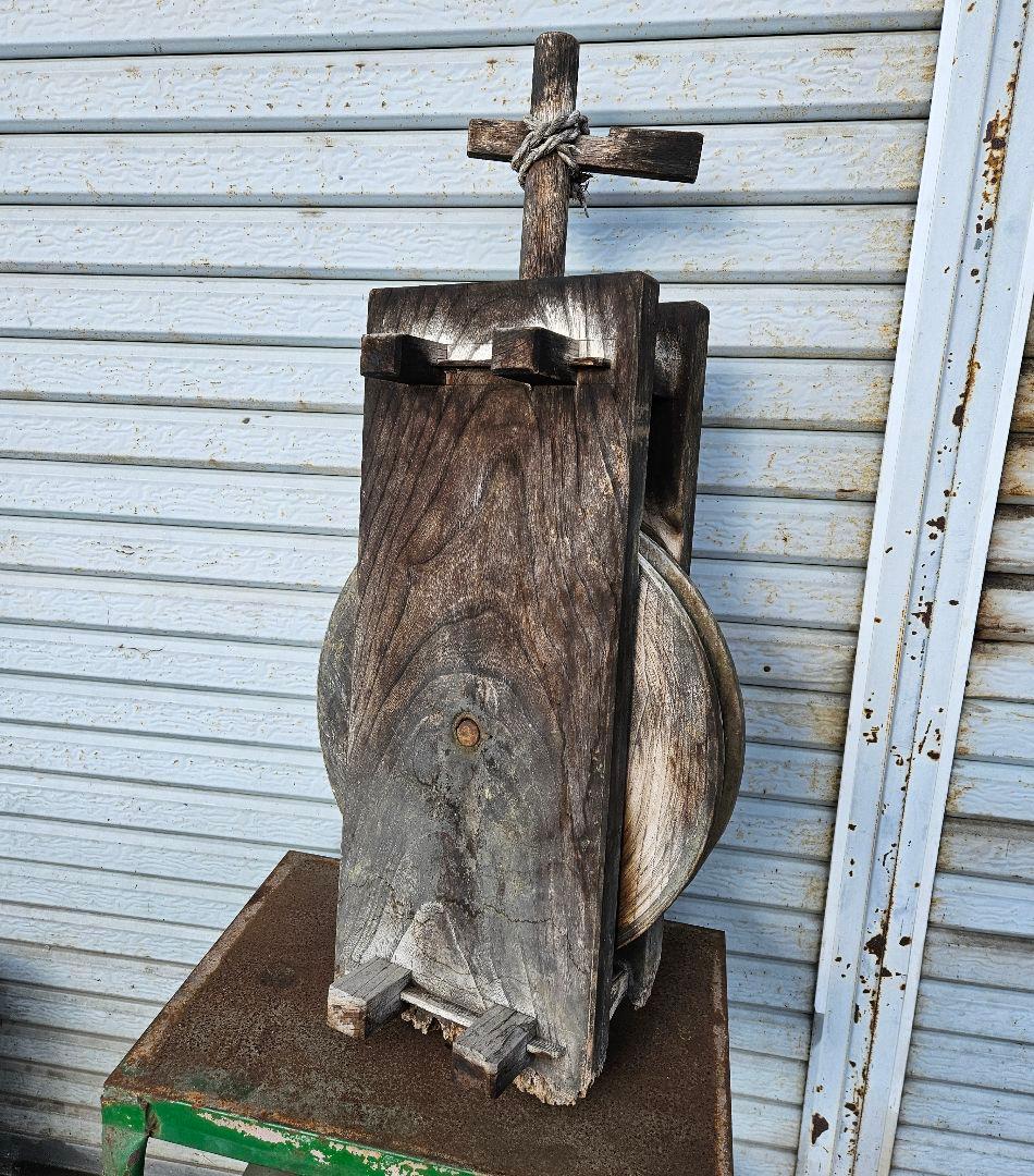 日本のアンティーク 大型の木製滑車 つるべ 井戸 古民家 インテリア