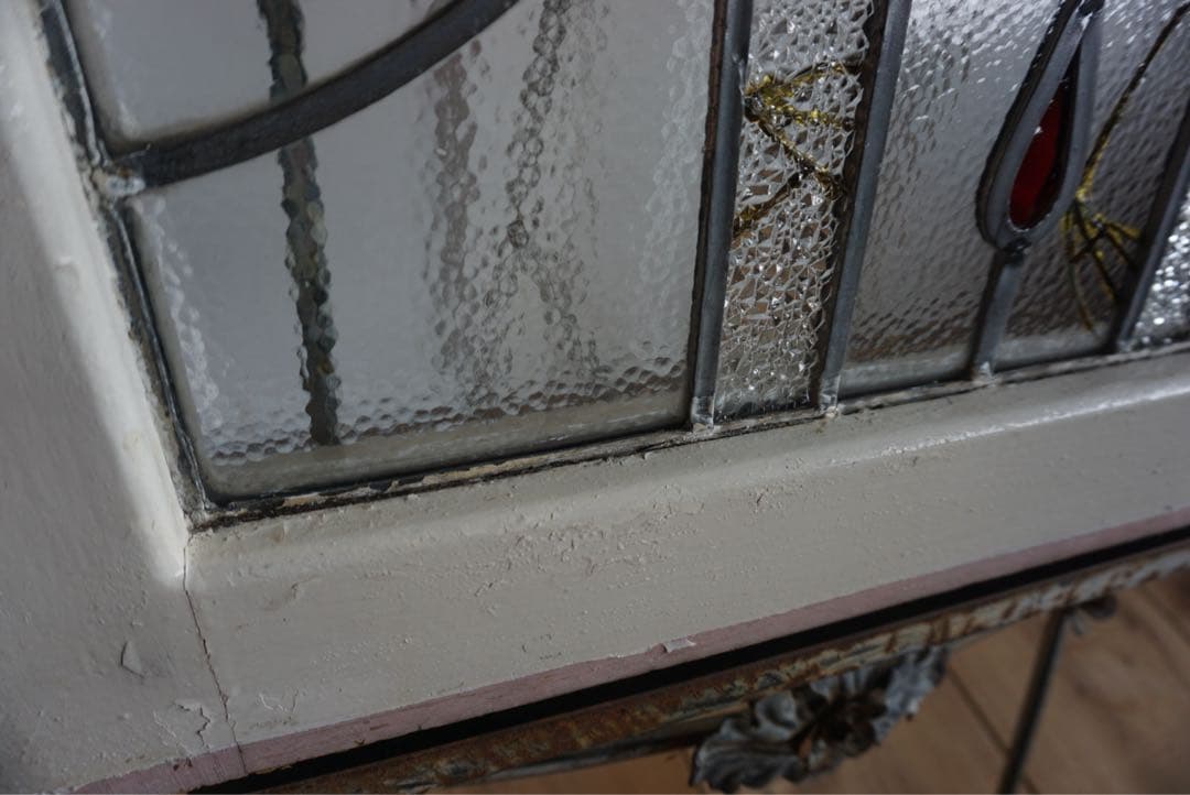 金継ぎされたアンティークステンドグラスの窓
