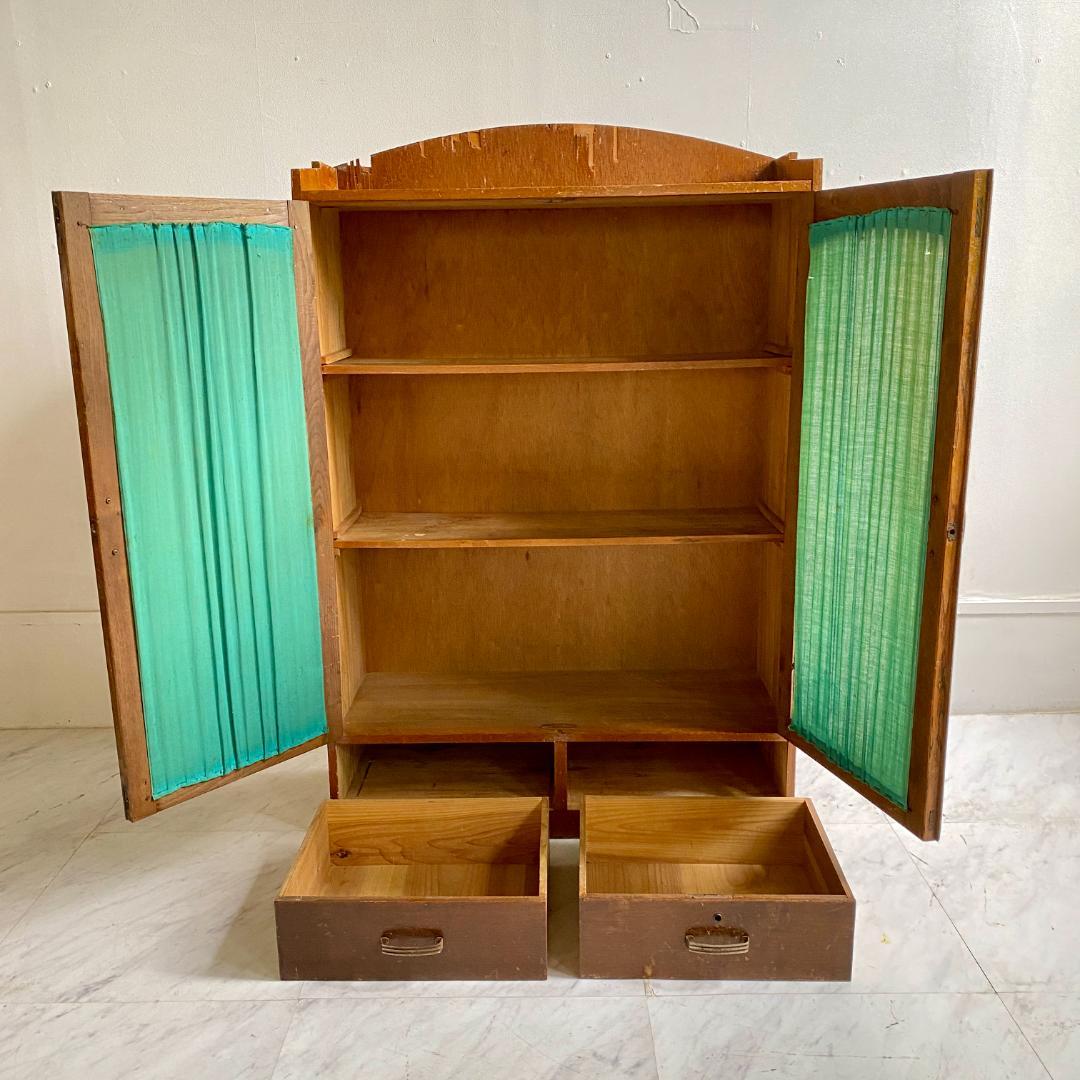 ジャンク レトロな木製キャビネット 古い本棚 ガラス扉付き カーテン付き