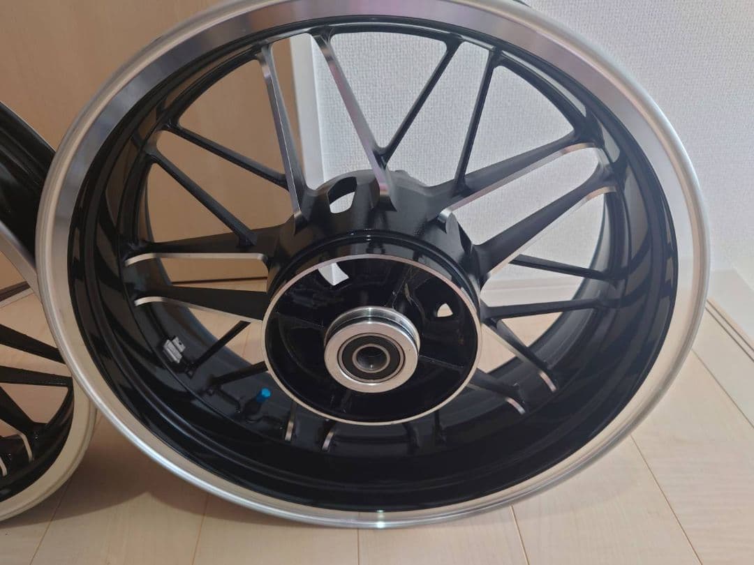 今だけ値下げz９００rs用 中古純正ホイール前後セット