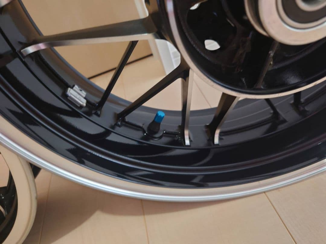 今だけ値下げz９００rs用 中古純正ホイール前後セット