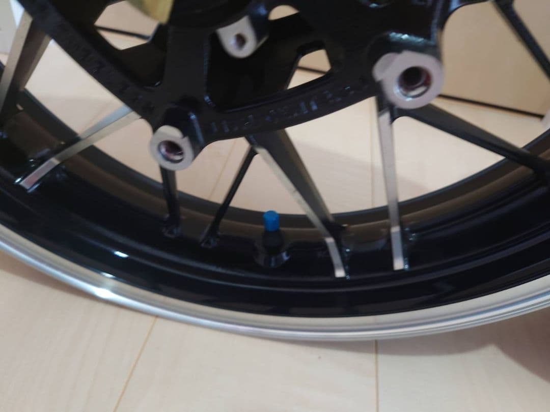 今だけ値下げz９００rs用 中古純正ホイール前後セット