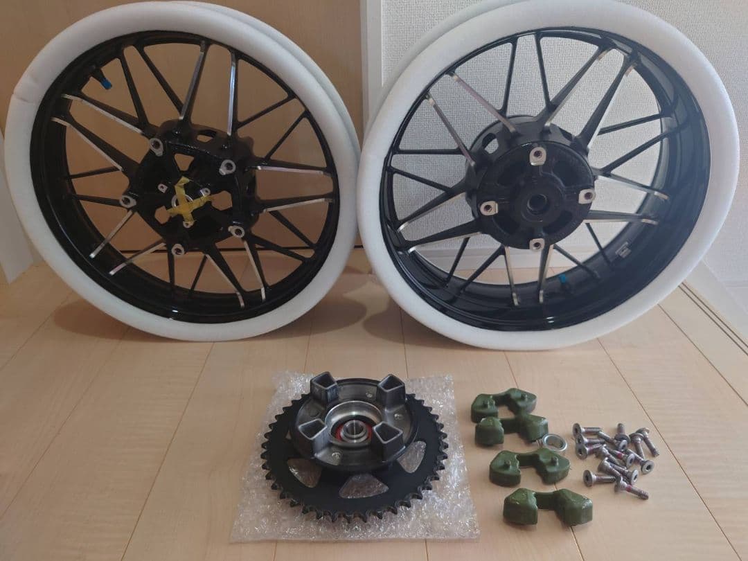 今だけ値下げz９００rs用 中古純正ホイール前後セット