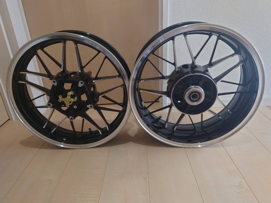 今だけ値下げz９００rs用 中古純正ホイール前後セット