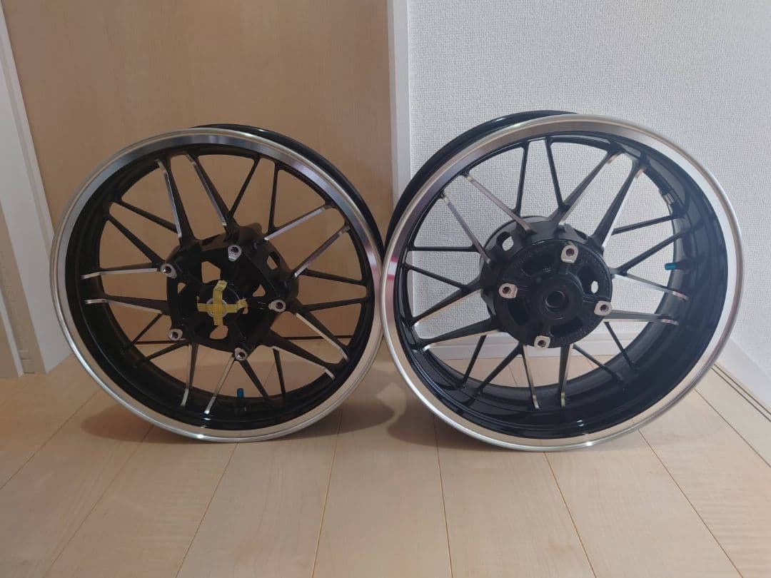 今だけ値下げz９００rs用 中古純正ホイール前後セット