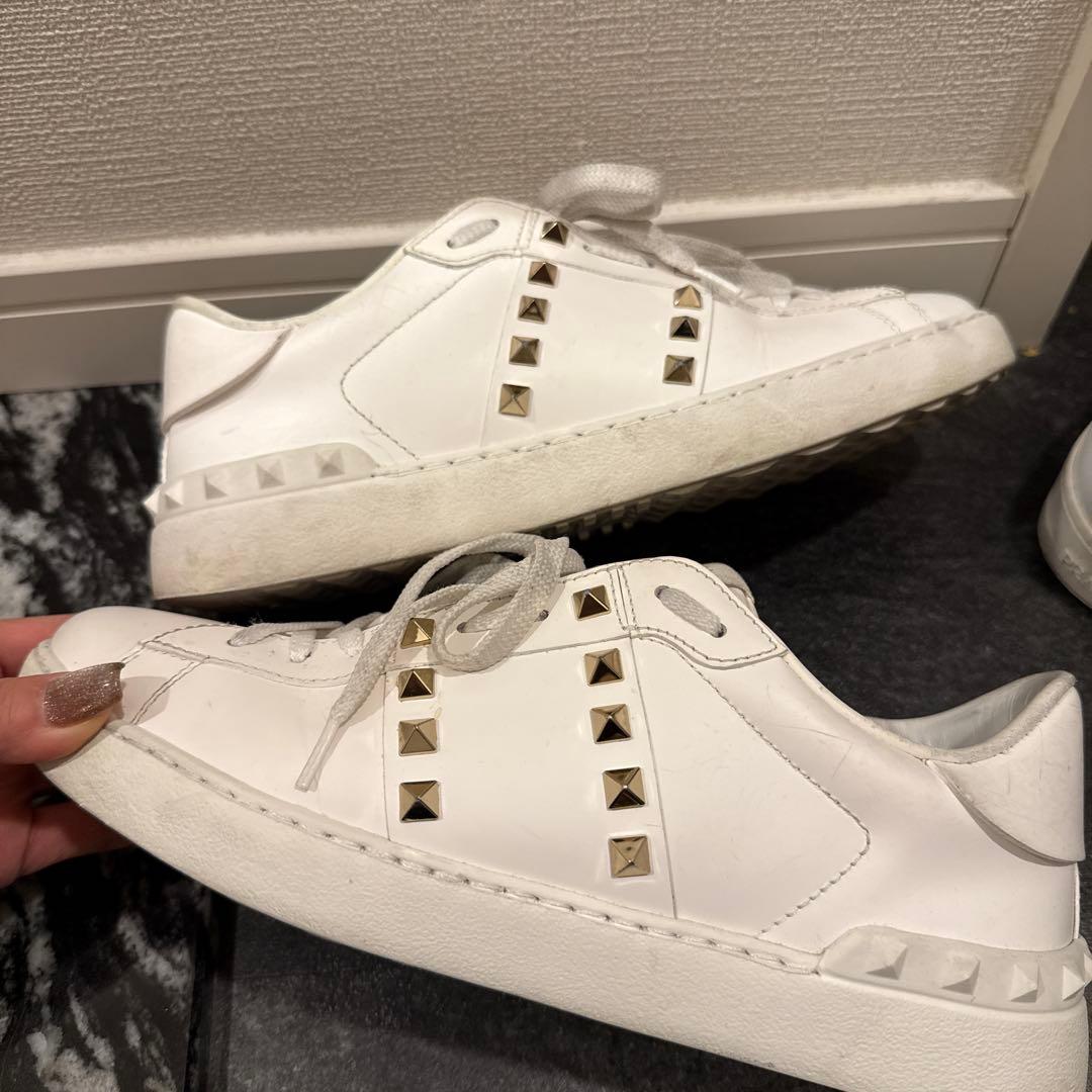 VALENTINO スタッズ付きスニーカー