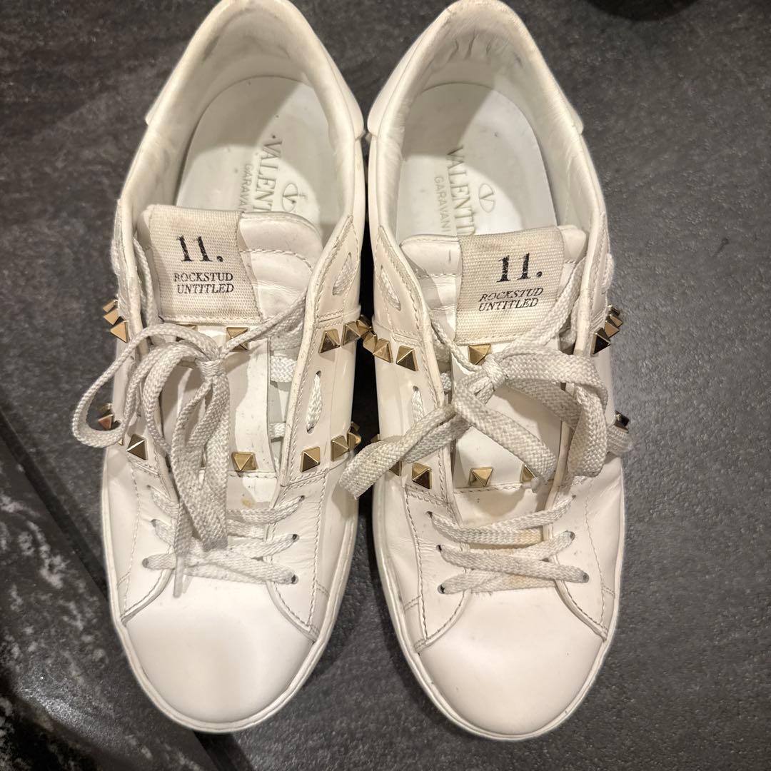 VALENTINO スタッズ付きスニーカー