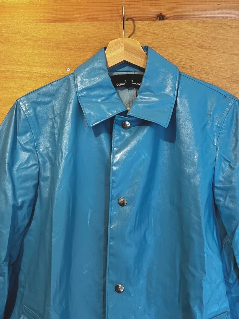 青い合成樹脂ロングコート