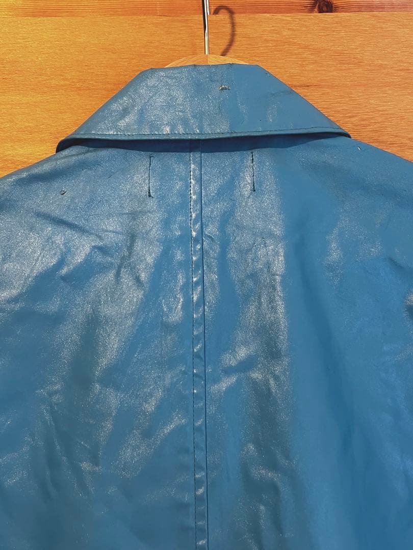 青い合成樹脂ロングコート