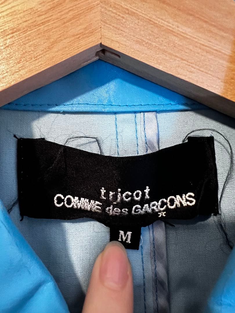 青い合成樹脂ロングコート